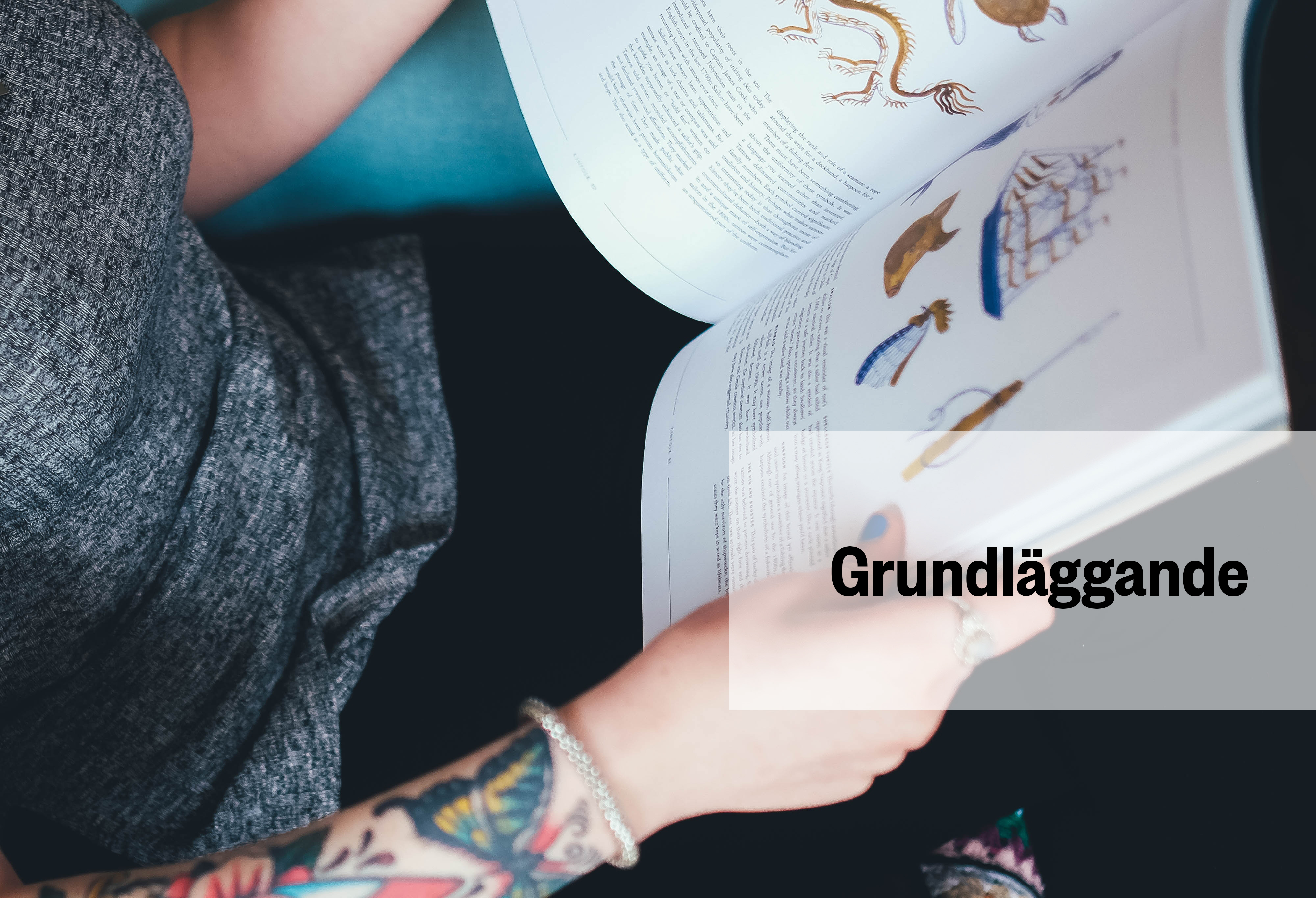 någon bläddrar i skolbok