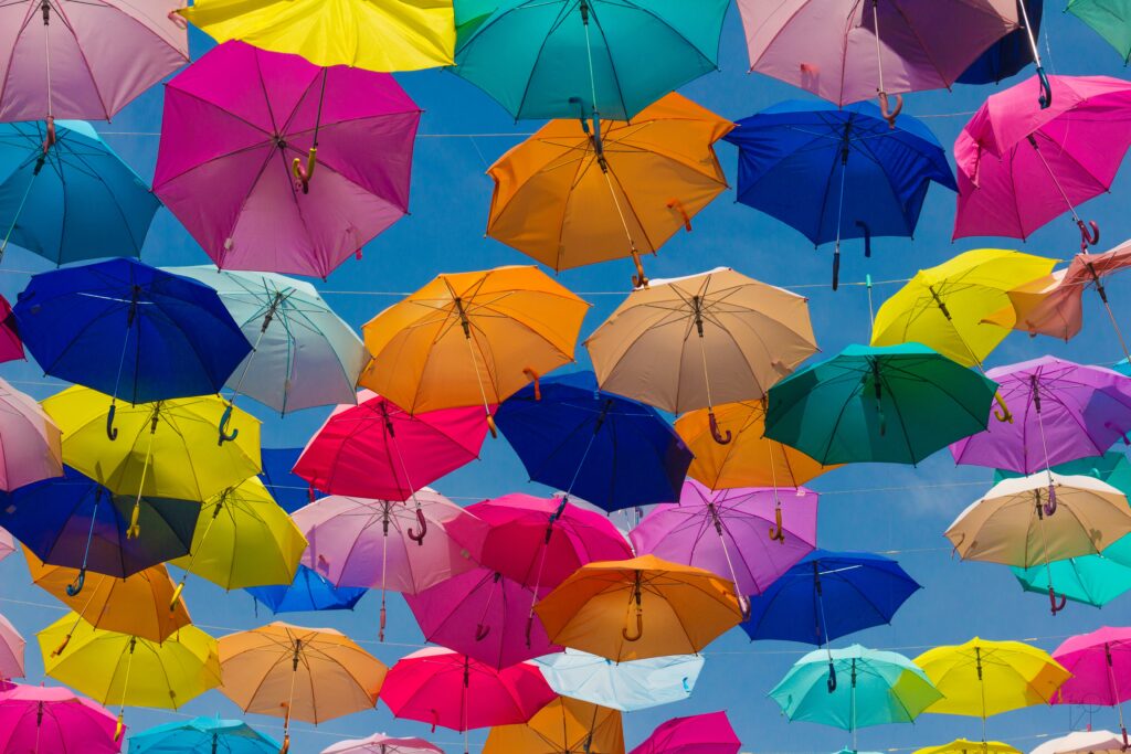 färgglada paraplyer mot blå himmel