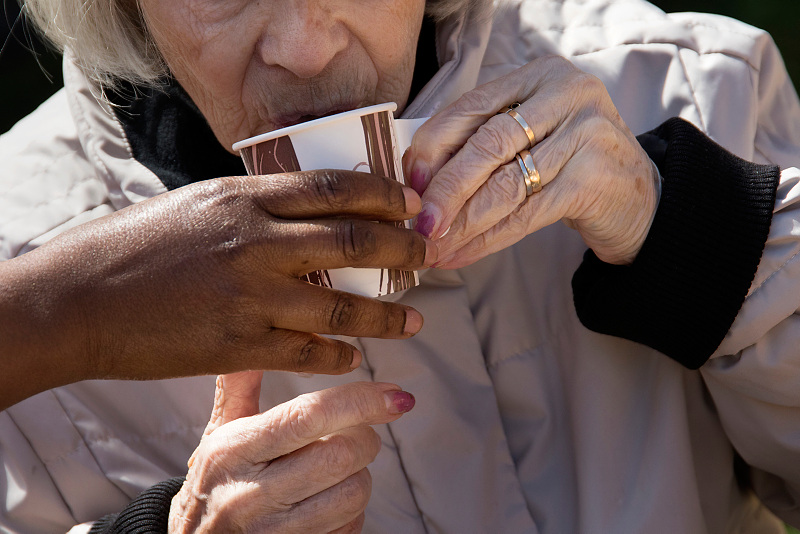 dricka kaffe med hjälp av personal