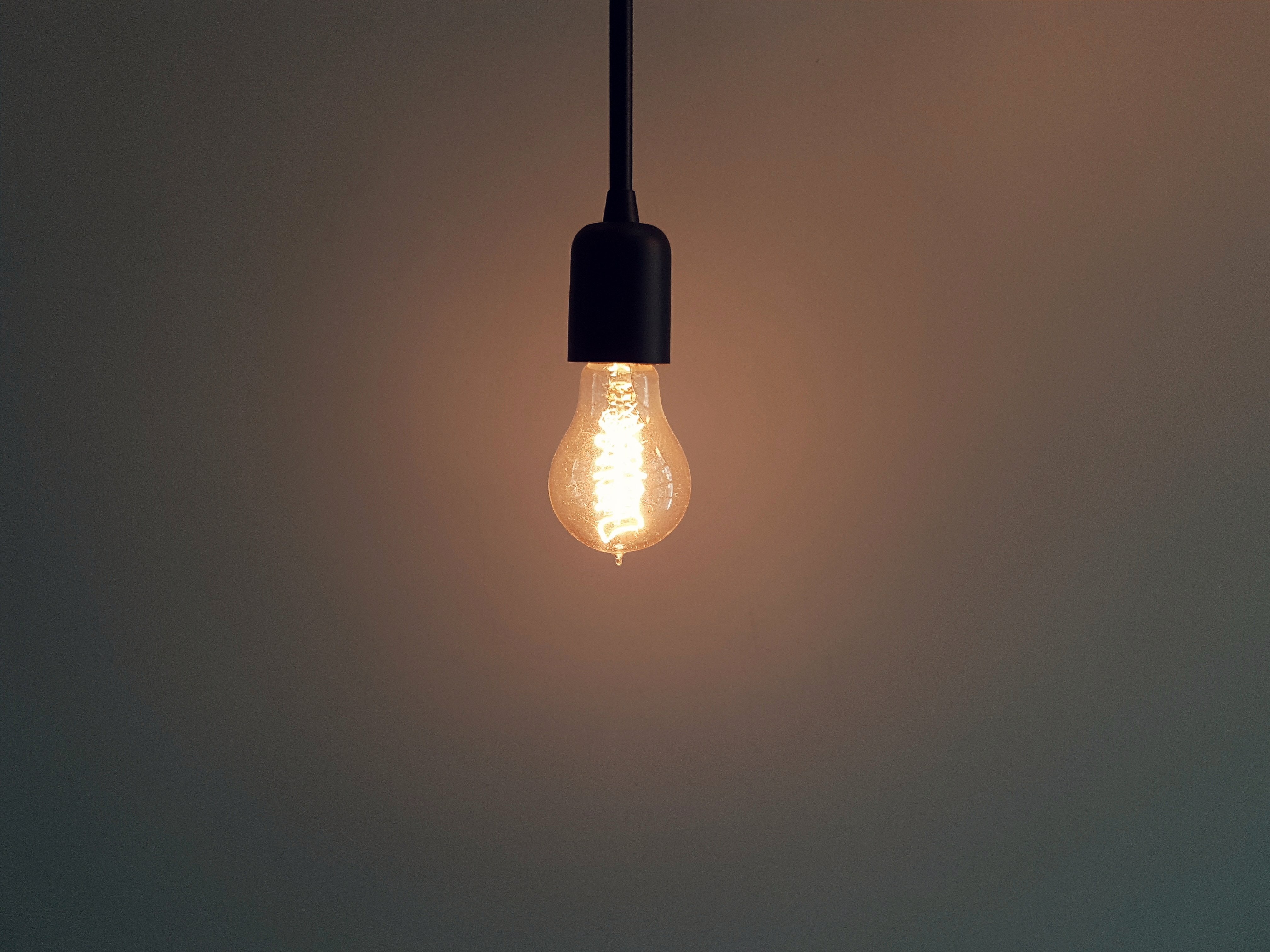 ensam glödlampa mot vägg