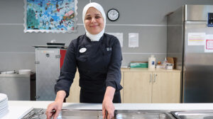 Shilan Hussein tycker att kursen ger henne motivation att våga tycka till och bli mer delaktig i köket och i skolan som hon jobbar på. Foto: Annelie Alsbjer